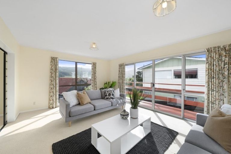 Photo of property in 102 Taylor Terrace, Tawa, Wellington, 5028