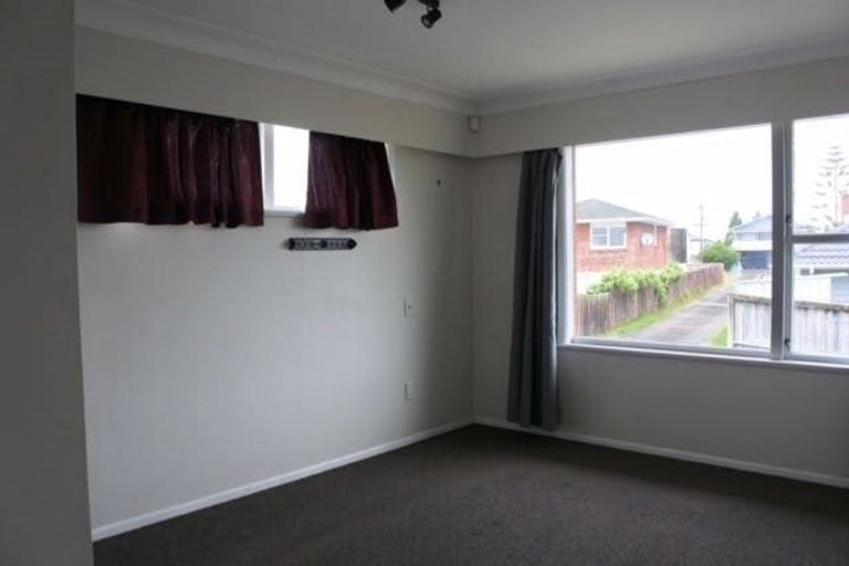Photo of property in 33 School Road, Te Atatu South, Auckland, 0610