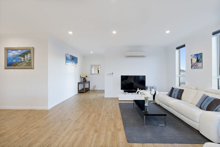 Photo of property in 25 Gilbransen Road, Kumeu, 0810