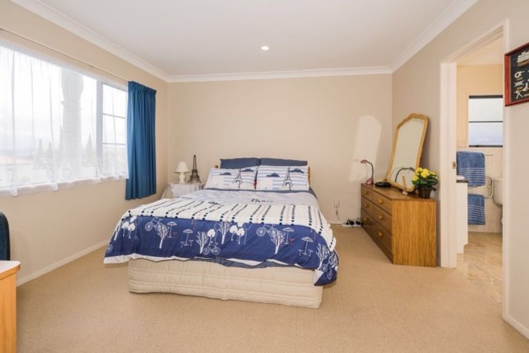 Photo of property in 5 Maidstone Place, Oteha, Auckland, 0632