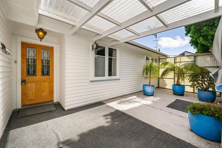 Photo of property in 25 Lowtherhurst Road, Massey, Auckland, 0614