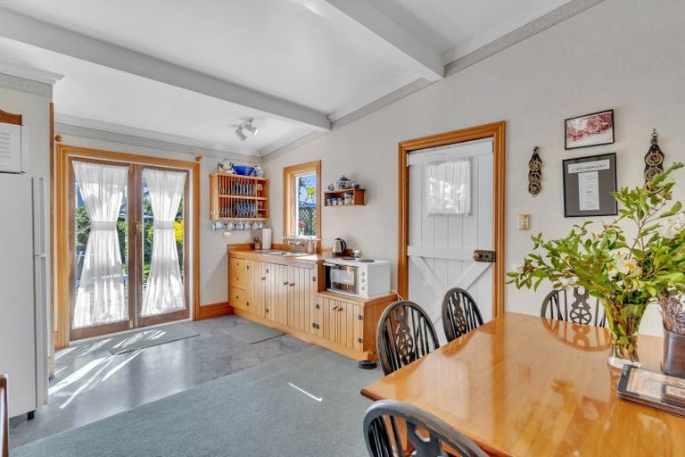 Photo of property in 17 Cambridge Road, Martinborough, 5711