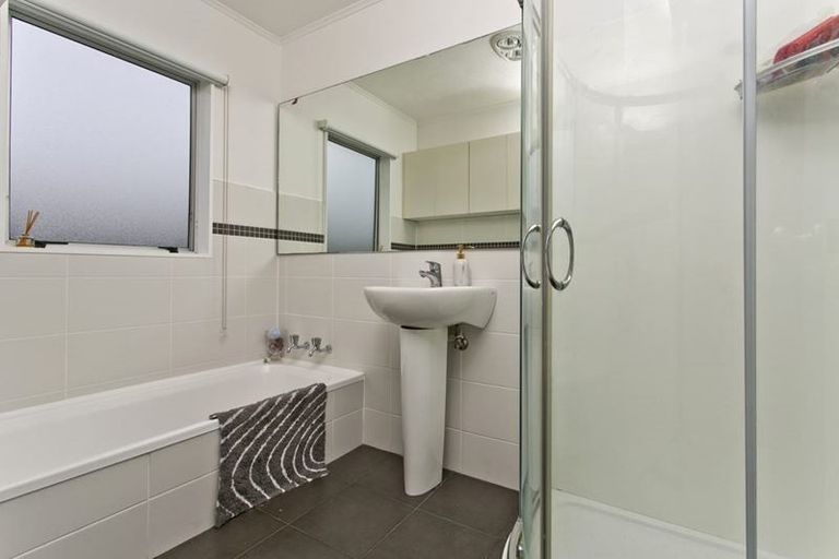 Photo of property in 5 Tetrarch Place, Totara Vale, Auckland, 0629