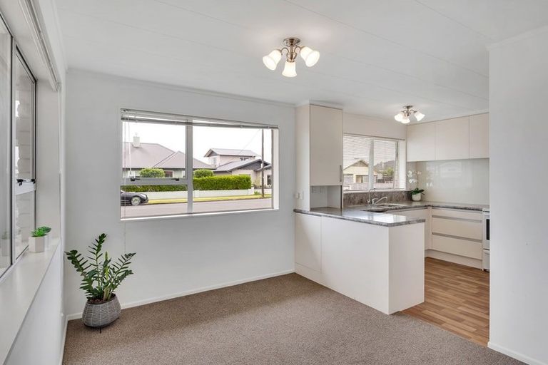 Photo of property in 1/4 French Street, Moturoa, New Plymouth, 4310