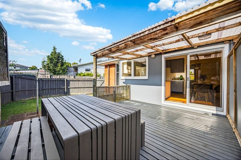 Photo of property in 12 Firle Place, Green Bay, Auckland, 0604