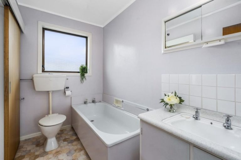 Photo of property in 102 Taylor Terrace, Tawa, Wellington, 5028