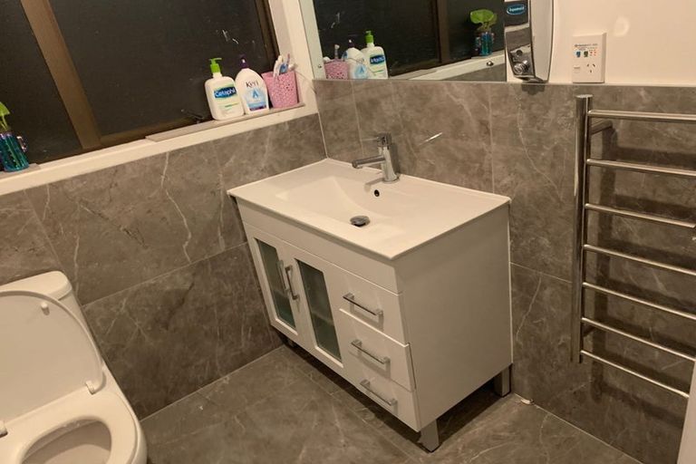 Photo of property in 8 Garner Place, Glenfield, Auckland, 0629