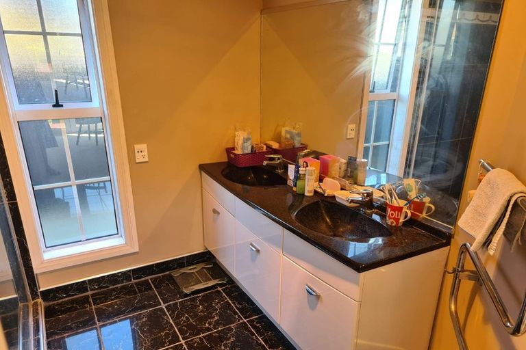 Photo of property in 11 Avonhead Road, Avonhead, Christchurch, 8042