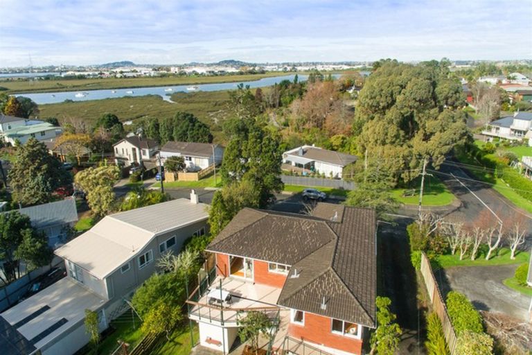 Photo of property in 113 Tiroroa Avenue, Te Atatu South, Auckland, 0610