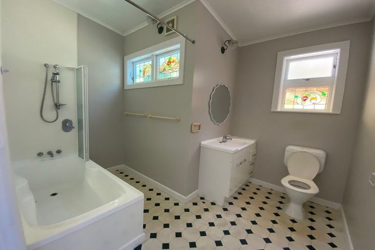 Photo of property in 28 Shakespeare Road, Bluff Hill, Napier, 4110