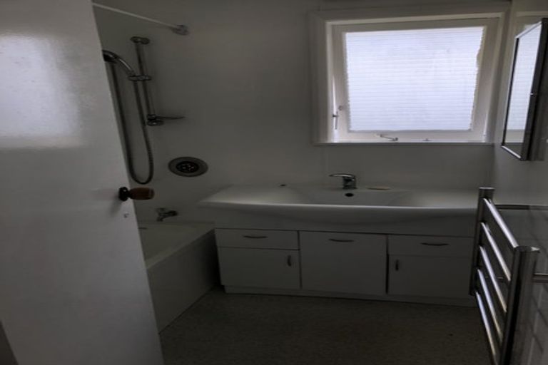 Photo of property in 6 Middlesex Place, Northland, Wellington, 6012