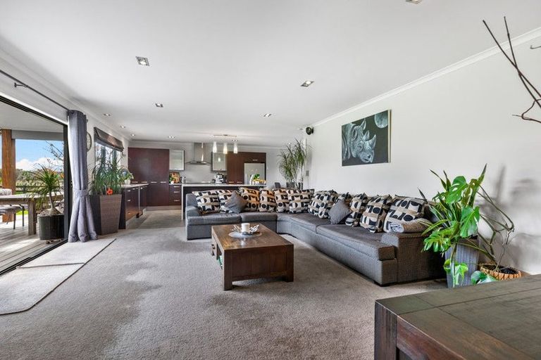 Photo of property in 124 Boord Crescent, Kumeu, 0891