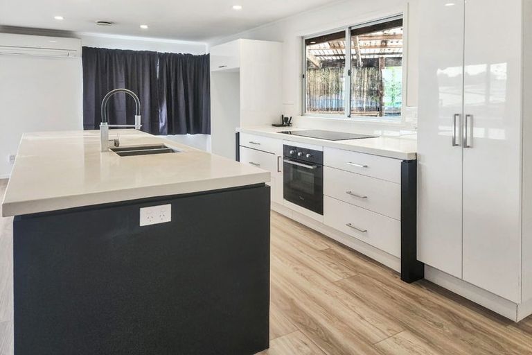 Photo of property in 32 Becker Drive, Weymouth, Auckland, 2103