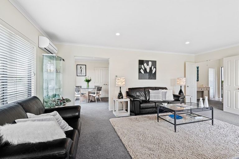 Photo of property in 12 Fearnley Grove, Albany, Auckland, 0632