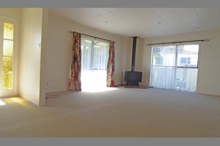 Photo of property in 8 Tyndrum Place, Highland Park, Auckland, 2010