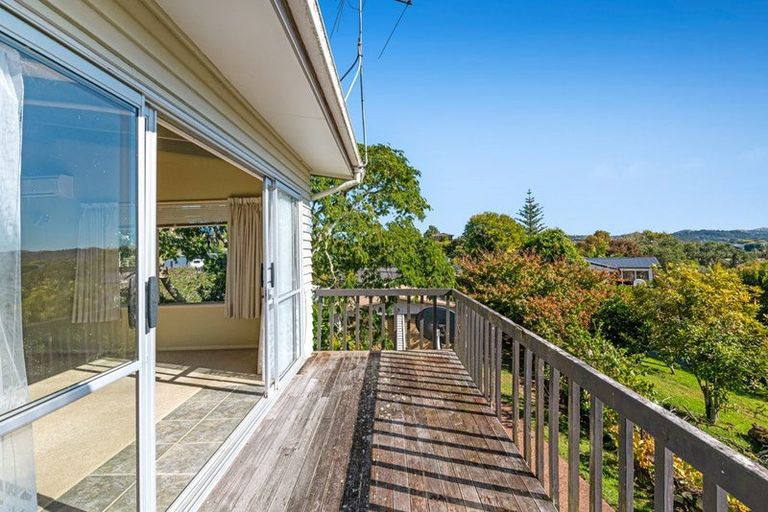 Photo of property in 16 Pohutukawa Avenue, Red Beach, 0932