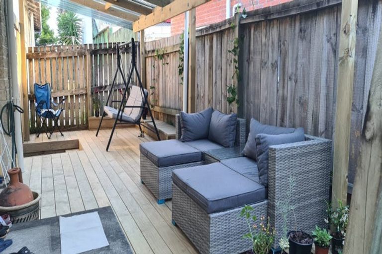 Photo of property in 2/51 Rimu Street, New Lynn, Auckland, 0600