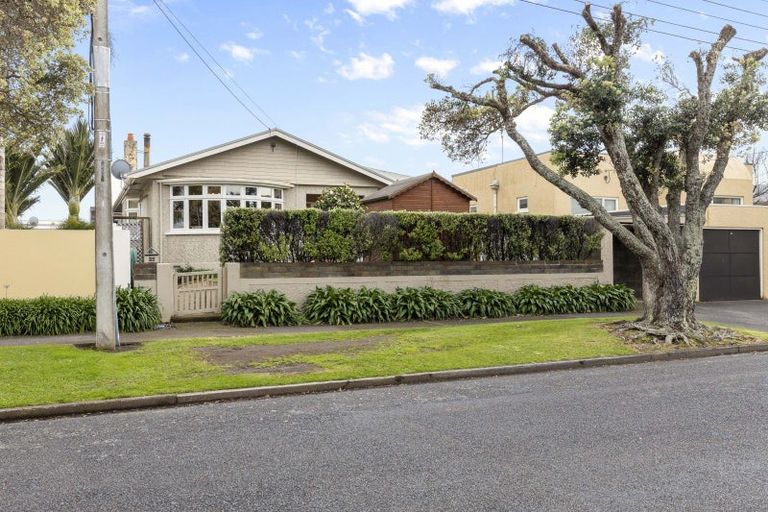 Photo of property in 25 Mclean Street, Strandon, New Plymouth, 4312