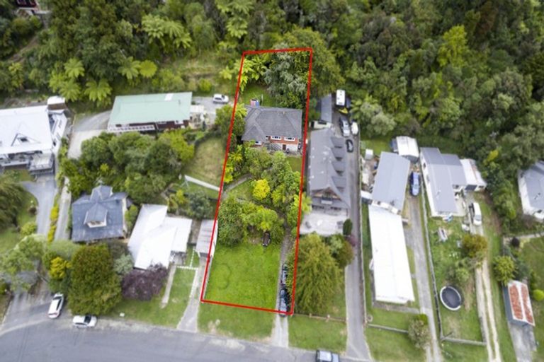 Photo of property in 18 Jocelyn Crescent, Pinehaven, Upper Hutt, 5019