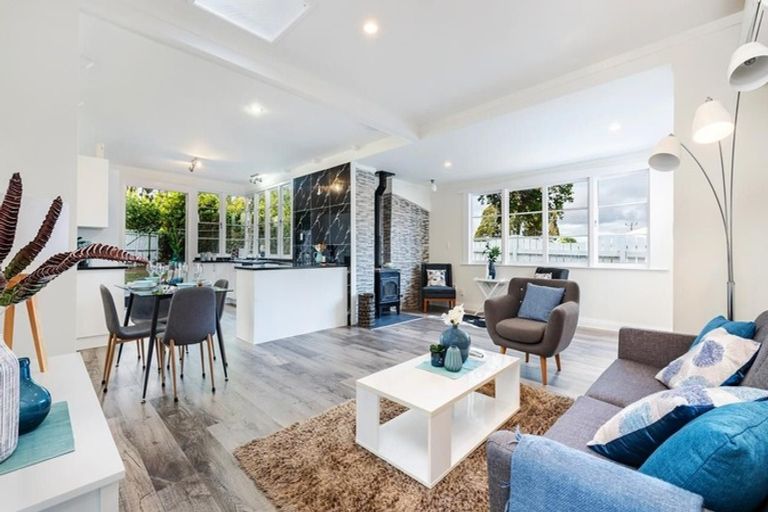 Photo of property in 1 Luckens Road, West Harbour, Auckland, 0618