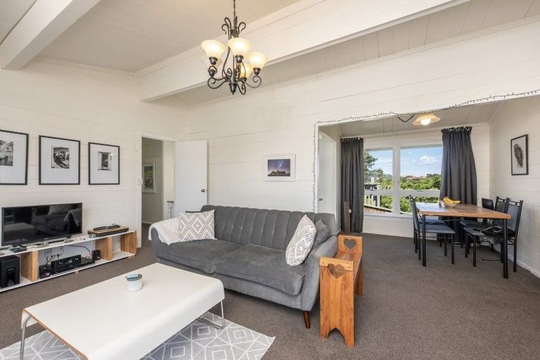 Photo of property in 15 Dunmail Way, Newlands, Wellington, 6037