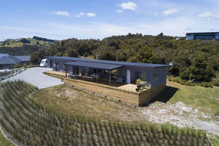 Photo of property in 16 Sunrise Place, Cable Bay, 0420