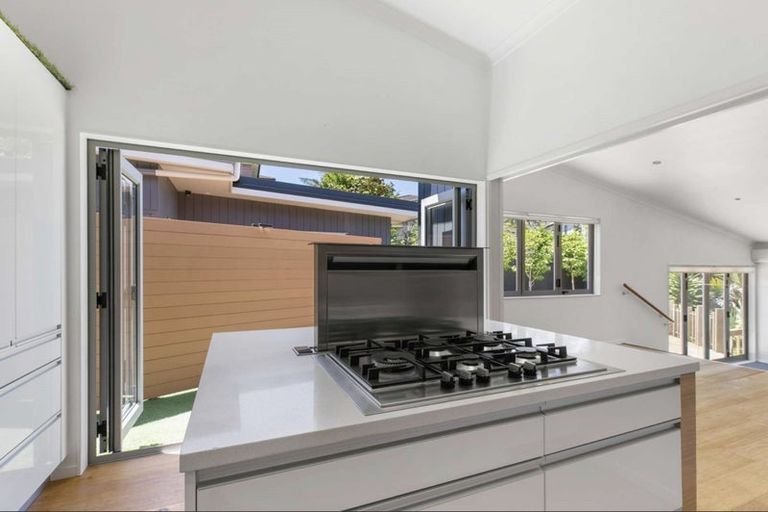 Photo of property in 70 Rising Parade, Fairview Heights, Auckland, 0632