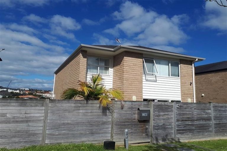 Photo of property in 16 Sohlue Place, Oteha, Auckland, 0632