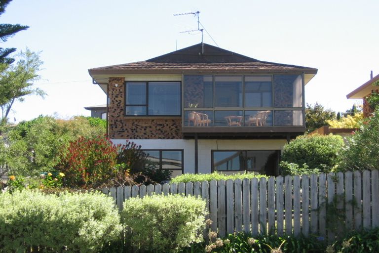 Photo of property in 1/32 Beach Road, Castor Bay, Auckland, 0620