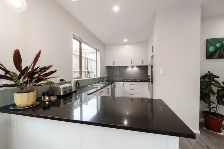 Photo of property in 6a St Catherine Crescent, West Harbour, Auckland, 0618
