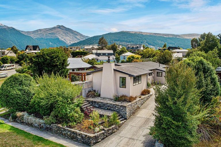 Photo of property in 31 Cedar Drive, Kelvin Heights, Queenstown, 9300