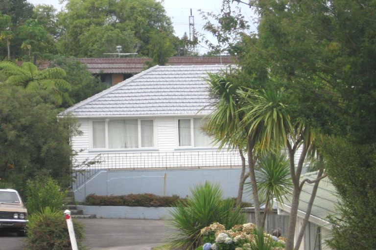 Photo of property in 1/6 Neal Avenue, Glenfield, Auckland, 0629