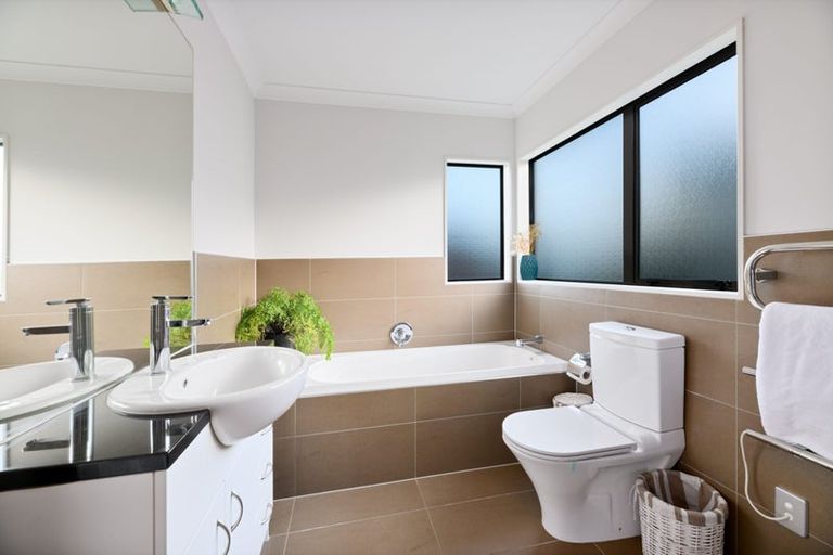 Photo of property in 19 South Kensington Way, Henderson, Auckland, 0612