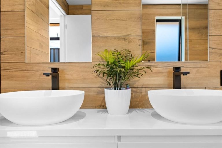 Photo of property in 18 Sapphire Spring Rise, Wanaka, 9305