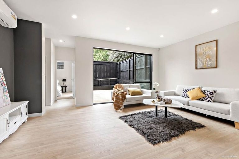 Photo of property in 37c Kingdale Road, Henderson, Auckland, 0610