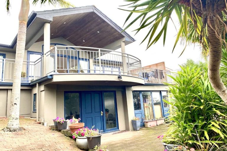 Photo of property in 473 East Coast Road, Murrays Bay, Auckland, 0630