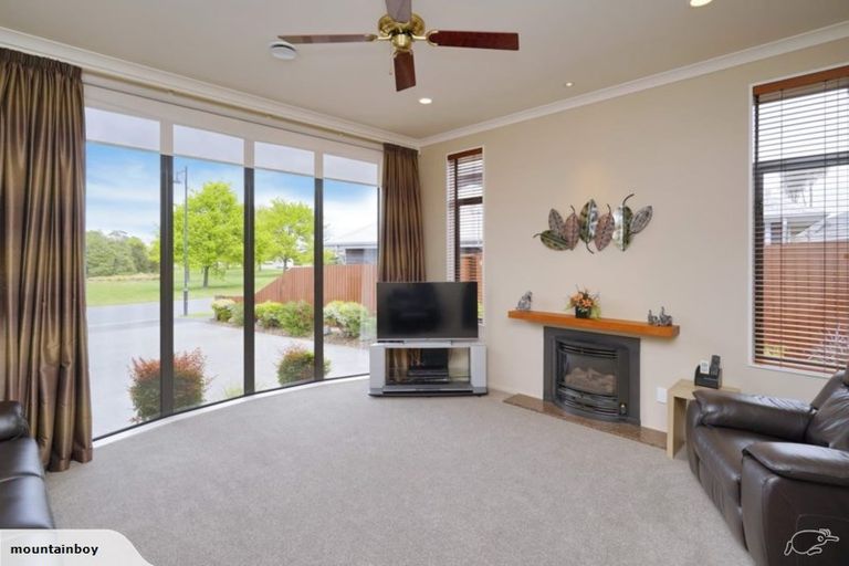 Photo of property in 36 Titirangi Crescent, Parklands, Christchurch, 8083