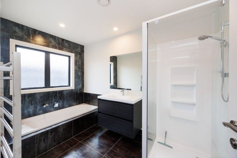 Photo of property in 30 Atlantic Drive, Fitzherbert, Palmerston North, 4410