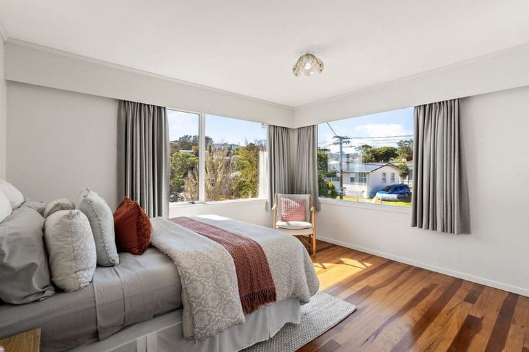 Photo of property in 6 Link Road, Newlands, Wellington, 6037