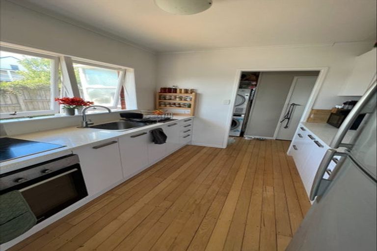 Photo of property in 3/166 East Coast Road, Forrest Hill, Auckland, 0620