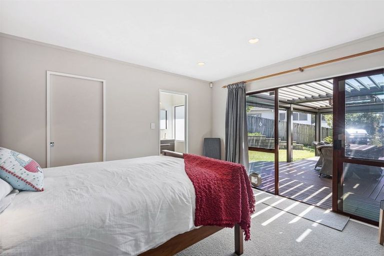 Photo of property in 15 Ballini Rise, West Harbour, Auckland, 0618