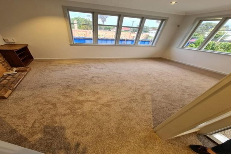 Photo of property in 32 Fruitvale Road, New Lynn, Auckland, 0600