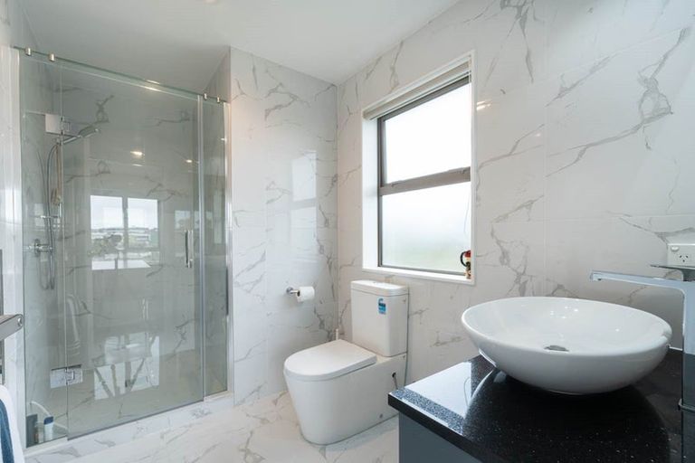 Photo of property in 6a St Catherine Crescent, West Harbour, Auckland, 0618