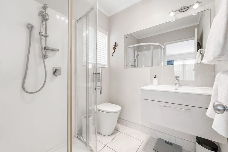 Photo of property in 72 Marina View Drive, West Harbour, Auckland, 0618