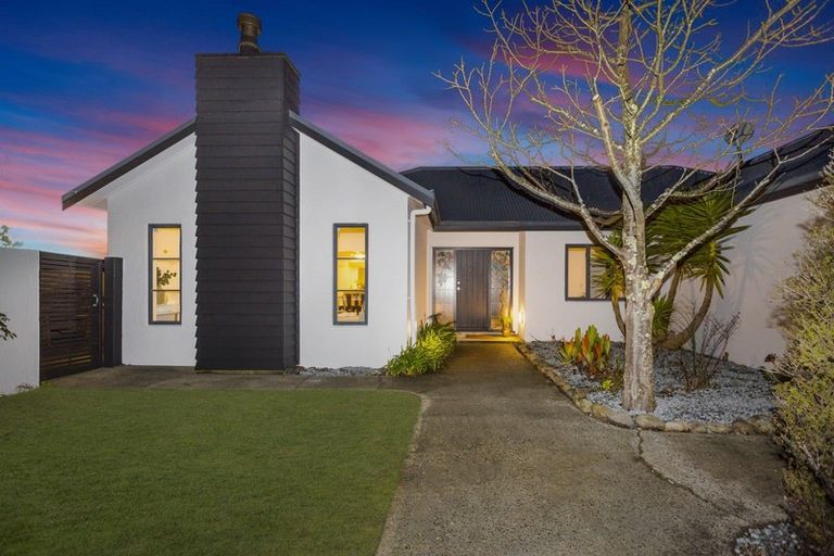 Photo of property in 1 Garrett Place, Riverstone Terraces, Upper Hutt, 5018