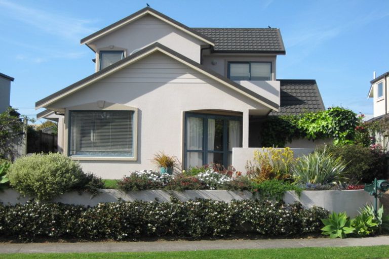 Photo of property in 2 Kawaroa Close, New Plymouth, 4310