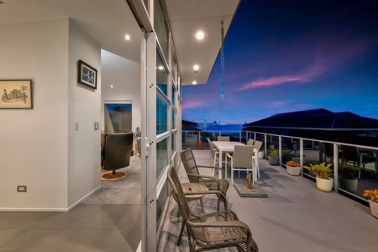 Photo of property in 2/5 Beach Street, Fitzroy, New Plymouth, 4312