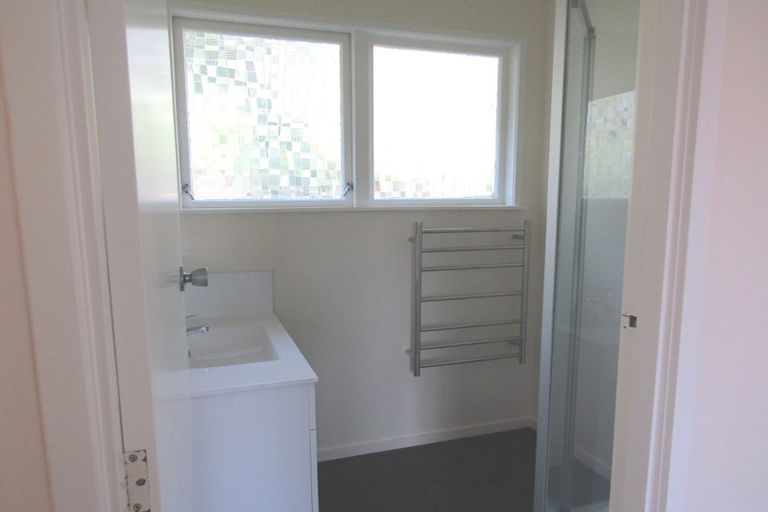 Photo of property in 1/12 Vonnell Place, Birkdale, Auckland, 0626