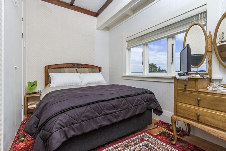 Photo of property in 904a East Coast Road, Northcross, Auckland, 0630