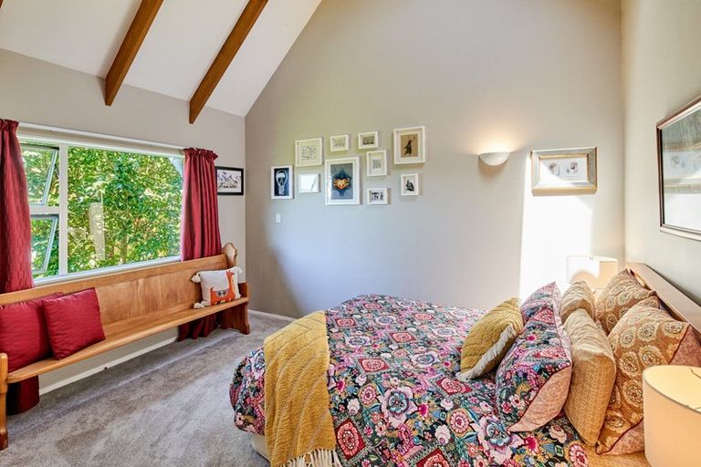 Photo of property in 60 Pomare Road, Tirohanga, Lower Hutt, 5010